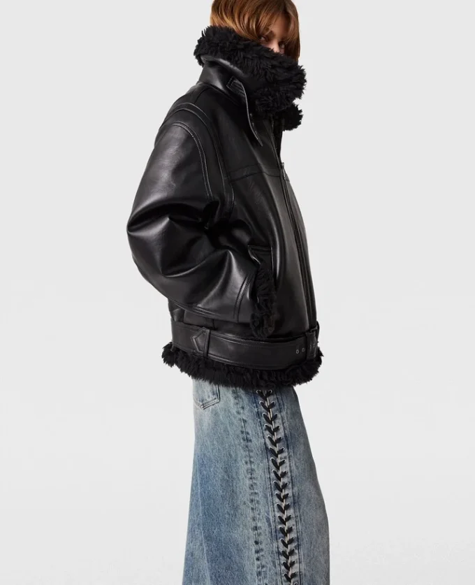 Giacca vegana con cintura in shearling Giacca vegana con cintura in shearling