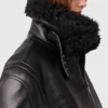 Giacca vegana con cintura in shearling Giacca vegana con cintura in shearling