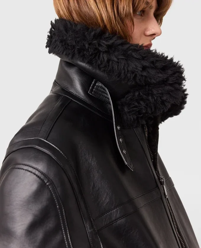 Giacca vegana con cintura in shearling Giacca vegana con cintura in shearling