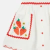 Gonna con bordi smerlati e ricamo a forma di fragola Gonna con bordi smerlati e ricamo a forma di fragola
