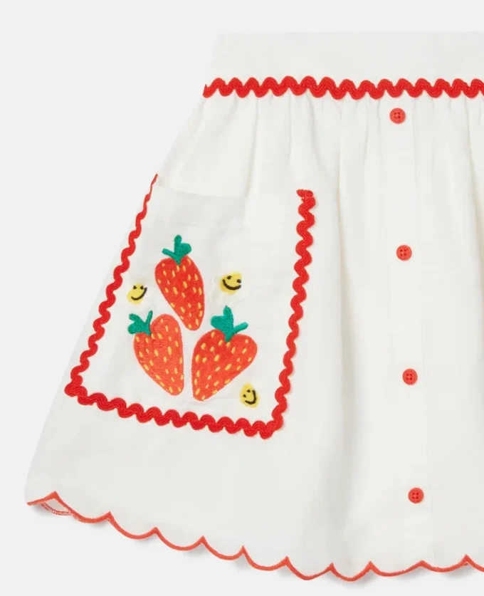 Gonna con bordi smerlati e ricamo a forma di fragola Gonna con bordi smerlati e ricamo a forma di fragola