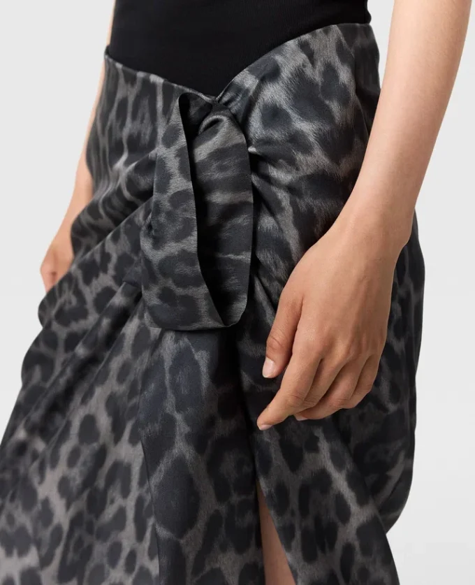 Gonna midi asimmetrica con nodo e stampa leopardata Gonna midi asimmetrica con nodo e stampa leopardata