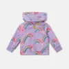 Impermeabile con stampa arcobaleno e pattini a rotelle Impermeabile con stampa arcobaleno e pattini a rotelle
