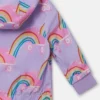 Impermeabile con stampa arcobaleno e pattini a rotelle Impermeabile con stampa arcobaleno e pattini a rotelle