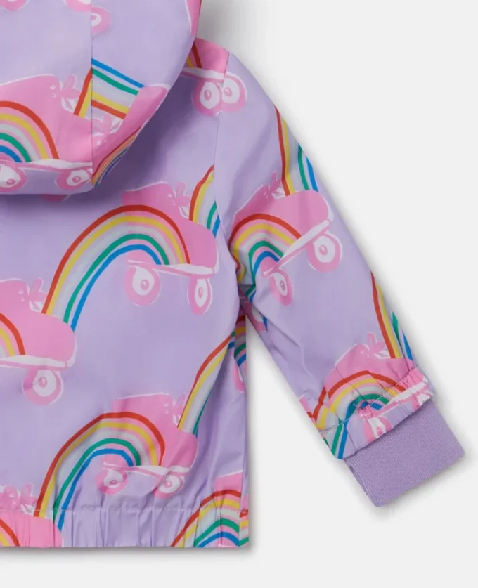 Impermeabile con stampa arcobaleno e pattini a rotelle Impermeabile con stampa arcobaleno e pattini a rotelle