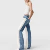 Jeans a gamba dritta con borchie Jeans a gamba dritta con borchie