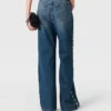 Jeans a gamba dritta con bottoni a pressione Jeans a gamba dritta con bottoni a pressione