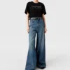 Jeans a vita alta con gamba dritta Jeans a vita alta con gamba dritta