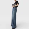 Jeans a vita alta con gamba dritta Jeans a vita alta con gamba dritta