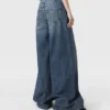 Jeans a vita alta con gamba dritta Jeans a vita alta con gamba dritta