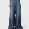 Jeans a vita alta con gamba dritta Jeans a vita alta con gamba dritta