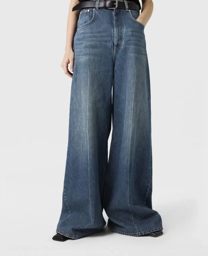 Jeans a vita alta con gamba dritta Jeans a vita alta con gamba dritta