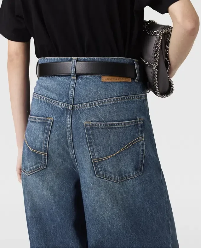 Jeans a vita alta con gamba dritta Jeans a vita alta con gamba dritta