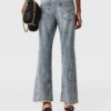 Jeans a zampa svasata con lavaggio vintage Jeans a zampa svasata con lavaggio vintage