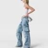 Jeans cargo in denim lavato vintage Jeans cargo in denim lavato vintage