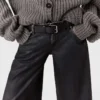 Jeans in denim a gamba dritta con finitura cerata Jeans in denim a gamba dritta con finitura cerata