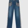 Jeans in denim a gamba dritta con nappine a catena