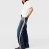 Jeans in denim a gamba dritta con nappine a catena