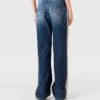 Jeans in denim a gamba dritta con nappine a catena
