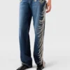Jeans in denim a gamba dritta con nappine a catena