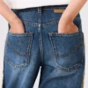 Jeans in denim a gamba dritta con nappine a catena