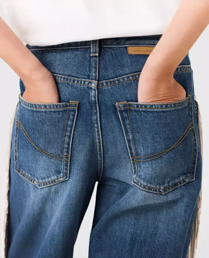 Jeans in denim a gamba dritta con nappine a catena