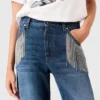 Jeans in denim a gamba dritta con nappine a catena