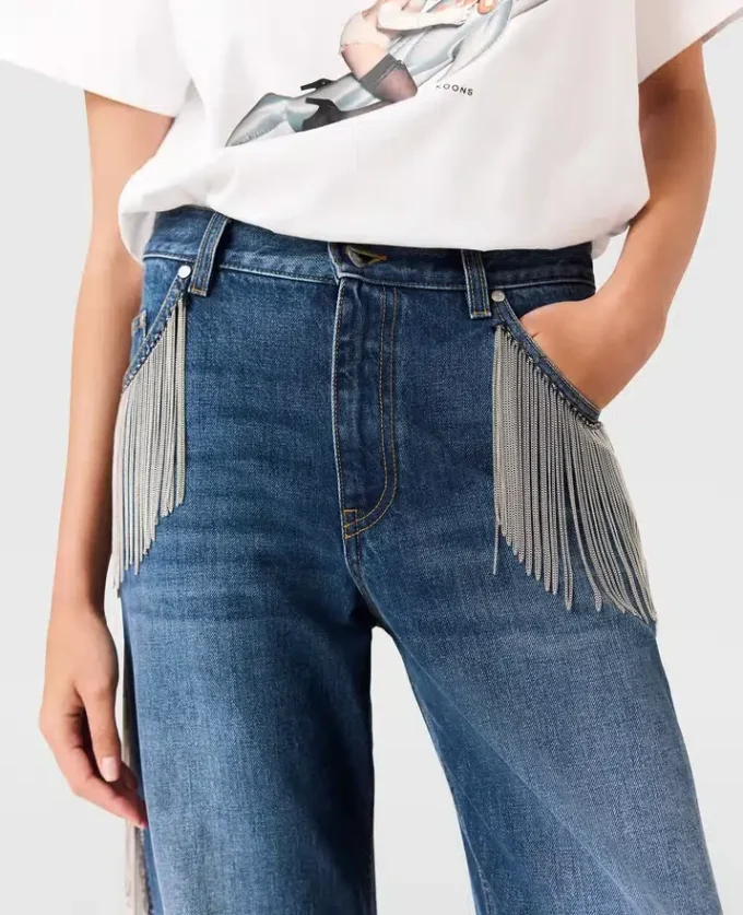 Jeans in denim a gamba dritta con nappine a catena