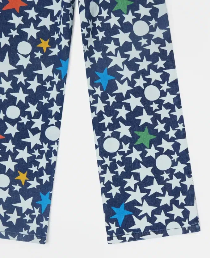Jeans in denim a gamba dritta con stampa a stelle Jeans in denim a gamba dritta con stampa a stelle
