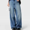 Jeans in denim a vita alta con gamba larga sbiadita Jeans in denim a vita alta con gamba larga sbiadita