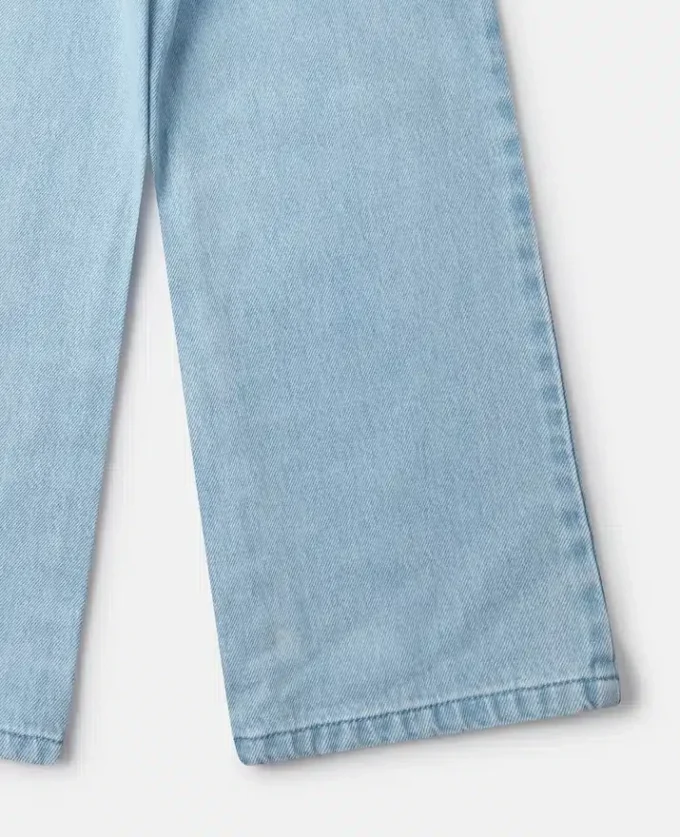 Jeans in denim a vita media e gamba larga Jeans in denim a vita media e gamba larga
