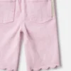 Jeans in denim con bordi smerlati Jeans in denim con bordi smerlati