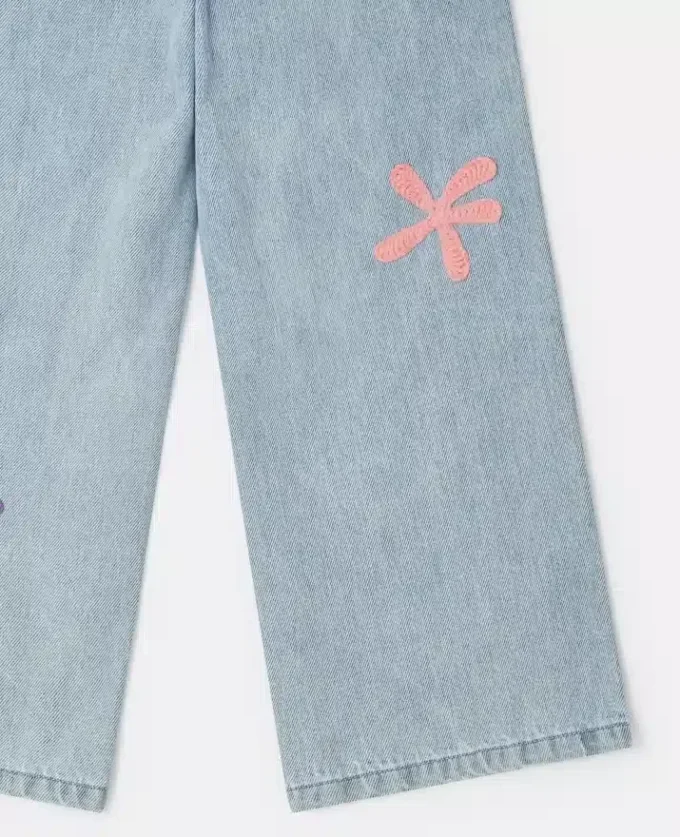 Jeans in denim con grafica SpongeBob Jeans in denim con grafica SpongeBob