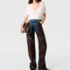 Jeans in denim con inserti in pelle di serpente Jeans in denim con inserti in pelle di serpente