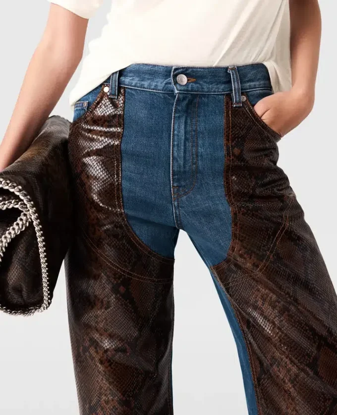 Jeans in denim con inserti in pelle di serpente Jeans in denim con inserti in pelle di serpente