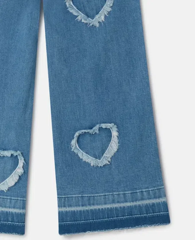 Jeans in denim elasticizzato con toppa a forma di cuore con frange Jeans in denim elasticizzato con toppa a forma di cuore con frange