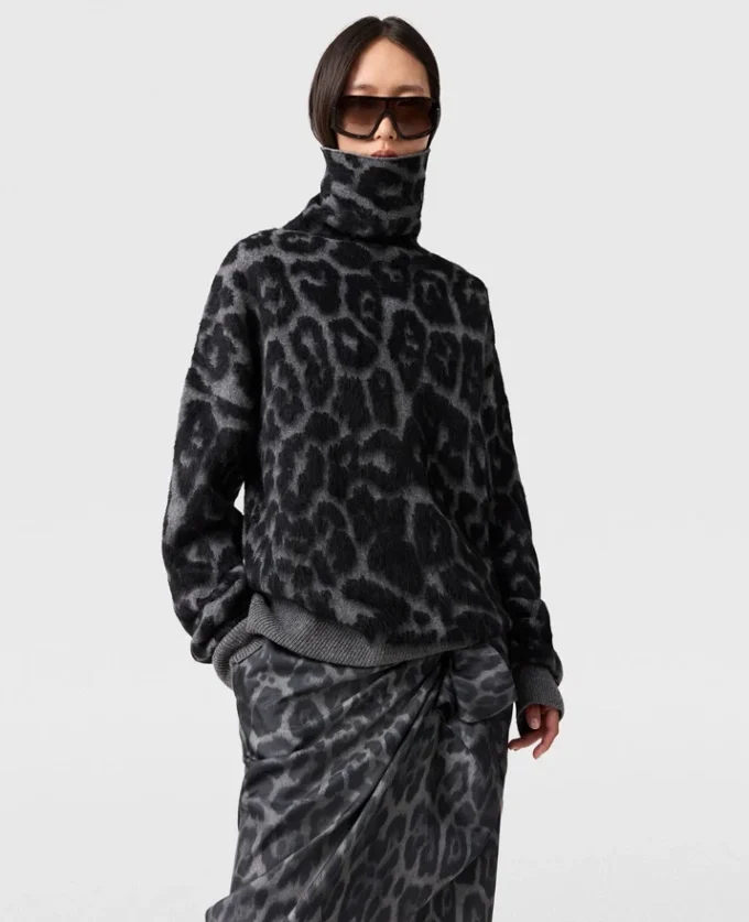 Maglione a collo alto in jacquard leopardato Maglione a collo alto in jacquard leopardato