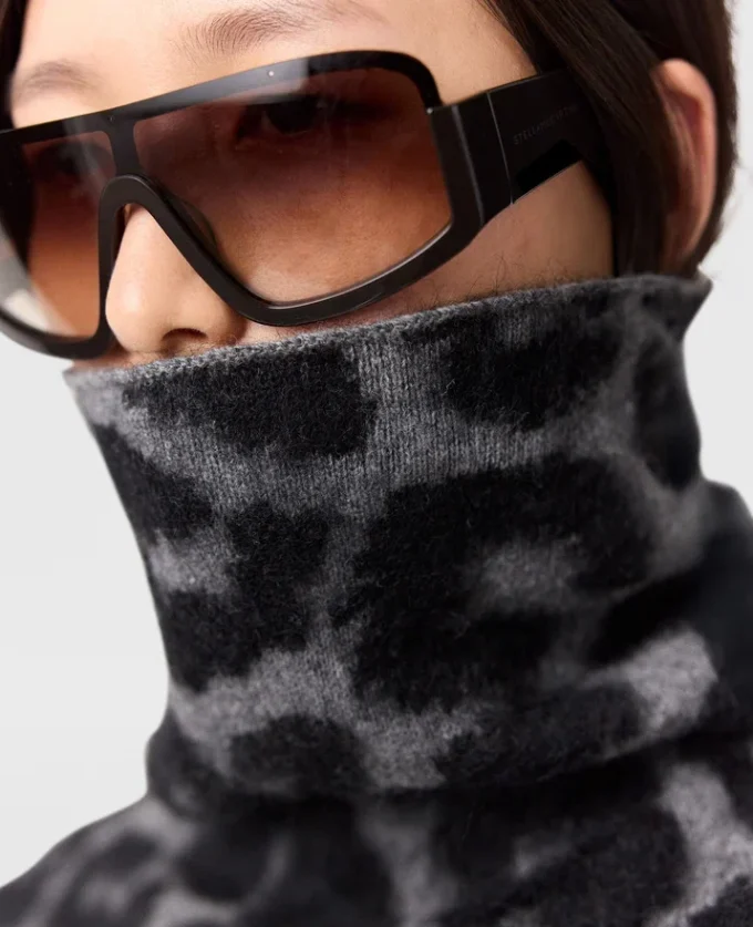 Maglione a collo alto in jacquard leopardato Maglione a collo alto in jacquard leopardato