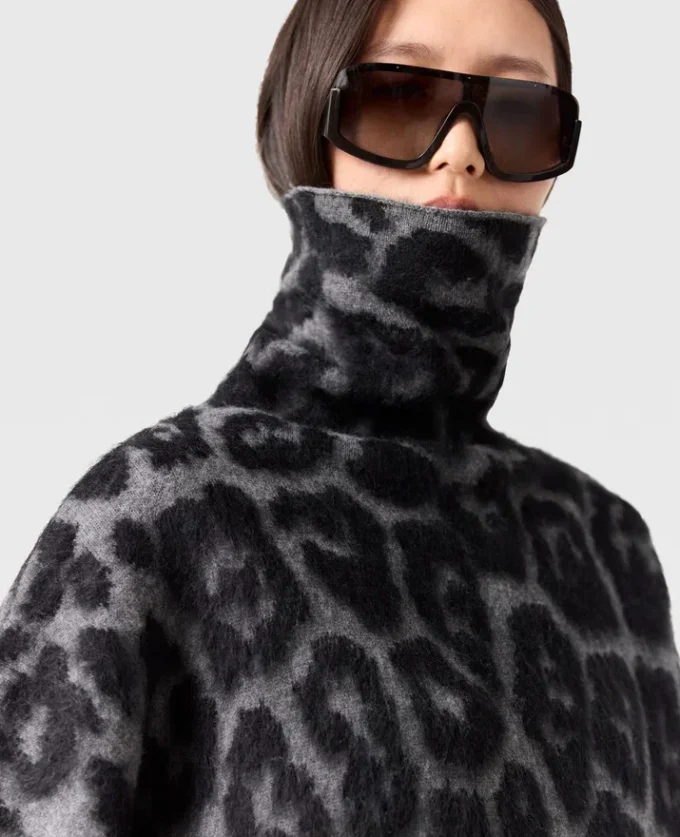 Maglione a collo alto in jacquard leopardato Maglione a collo alto in jacquard leopardato