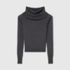 Maglione a maniche lunghe con spalle scoperte Maglione a maniche lunghe con spalle scoperte