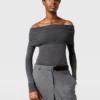 Maglione a maniche lunghe con spalle scoperte Maglione a maniche lunghe con spalle scoperte