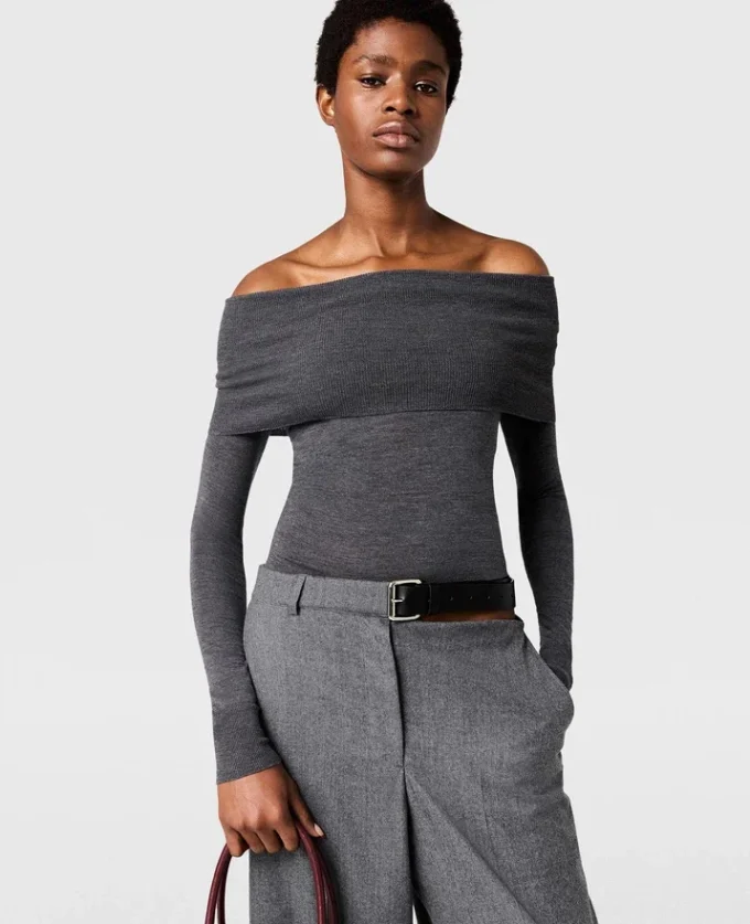 Maglione a maniche lunghe con spalle scoperte Maglione a maniche lunghe con spalle scoperte