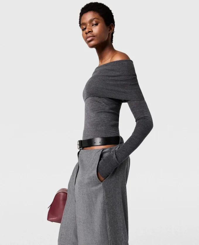 Maglione a maniche lunghe con spalle scoperte Maglione a maniche lunghe con spalle scoperte
