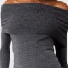 Maglione a maniche lunghe con spalle scoperte Maglione a maniche lunghe con spalle scoperte