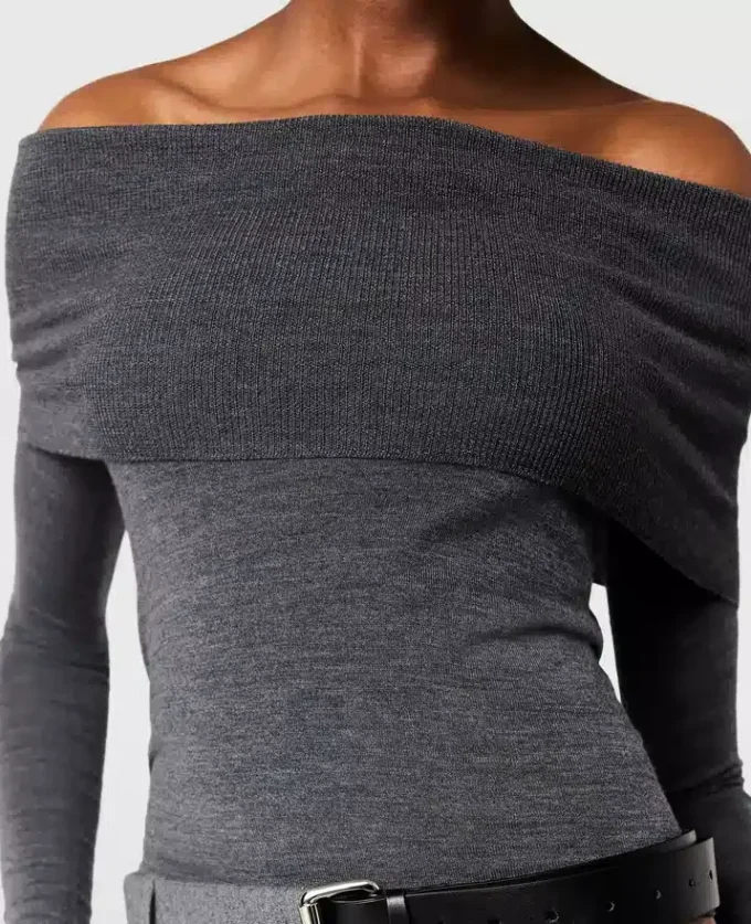 Maglione a maniche lunghe con spalle scoperte Maglione a maniche lunghe con spalle scoperte