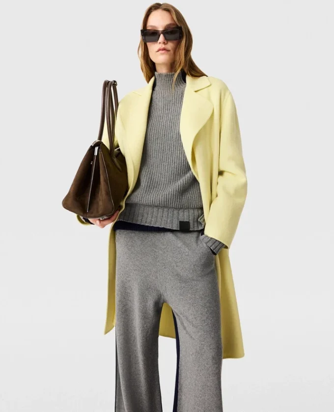 Maglione con collo alto e pannello a contrasto Maglione con collo alto e pannello a contrasto