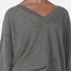 Maglione con scollo a V e maniche lunghe Maglione con scollo a V e maniche lunghe