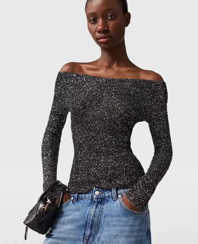 Maglione con spalle scoperte e paillettes Maglione con spalle scoperte e paillettes