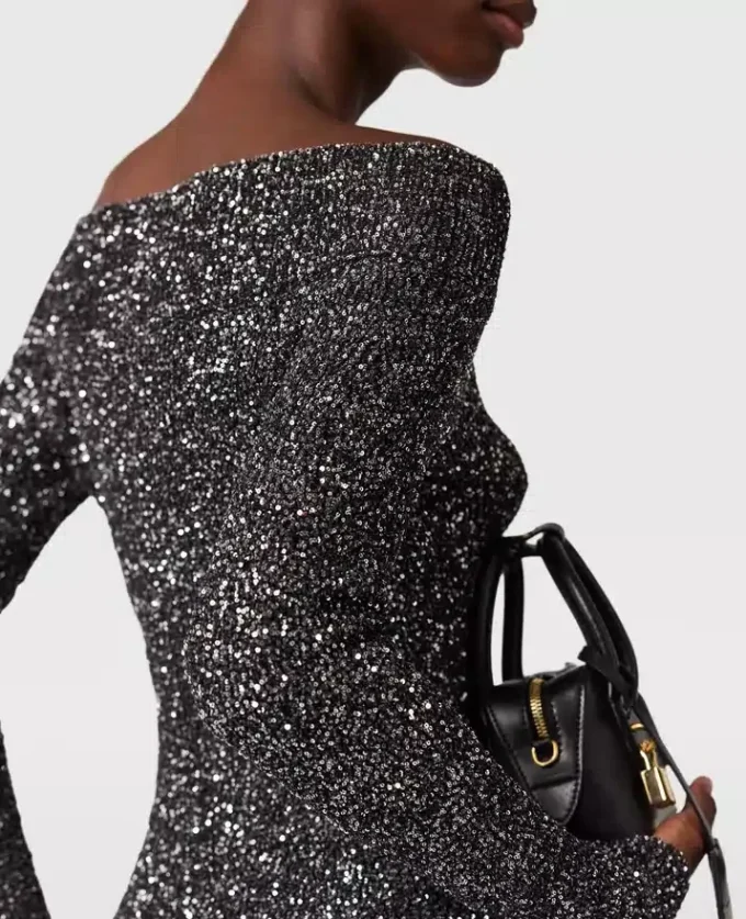Maglione con spalle scoperte e paillettes Maglione con spalle scoperte e paillettes