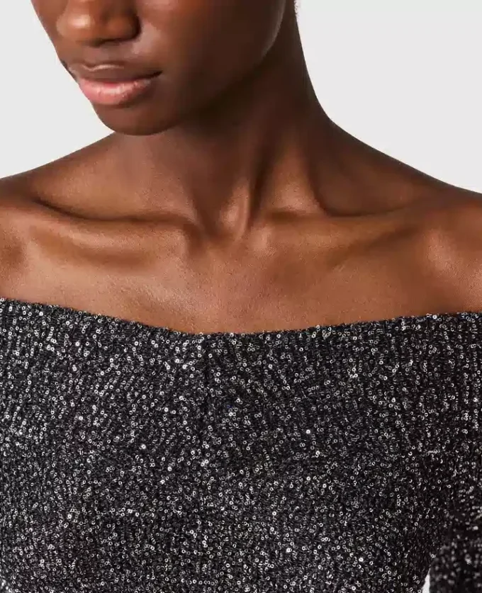 Maglione con spalle scoperte e paillettes Maglione con spalle scoperte e paillettes